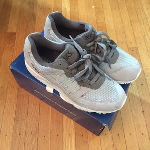 Men’s Asics Light Grey Sneakers Size 7